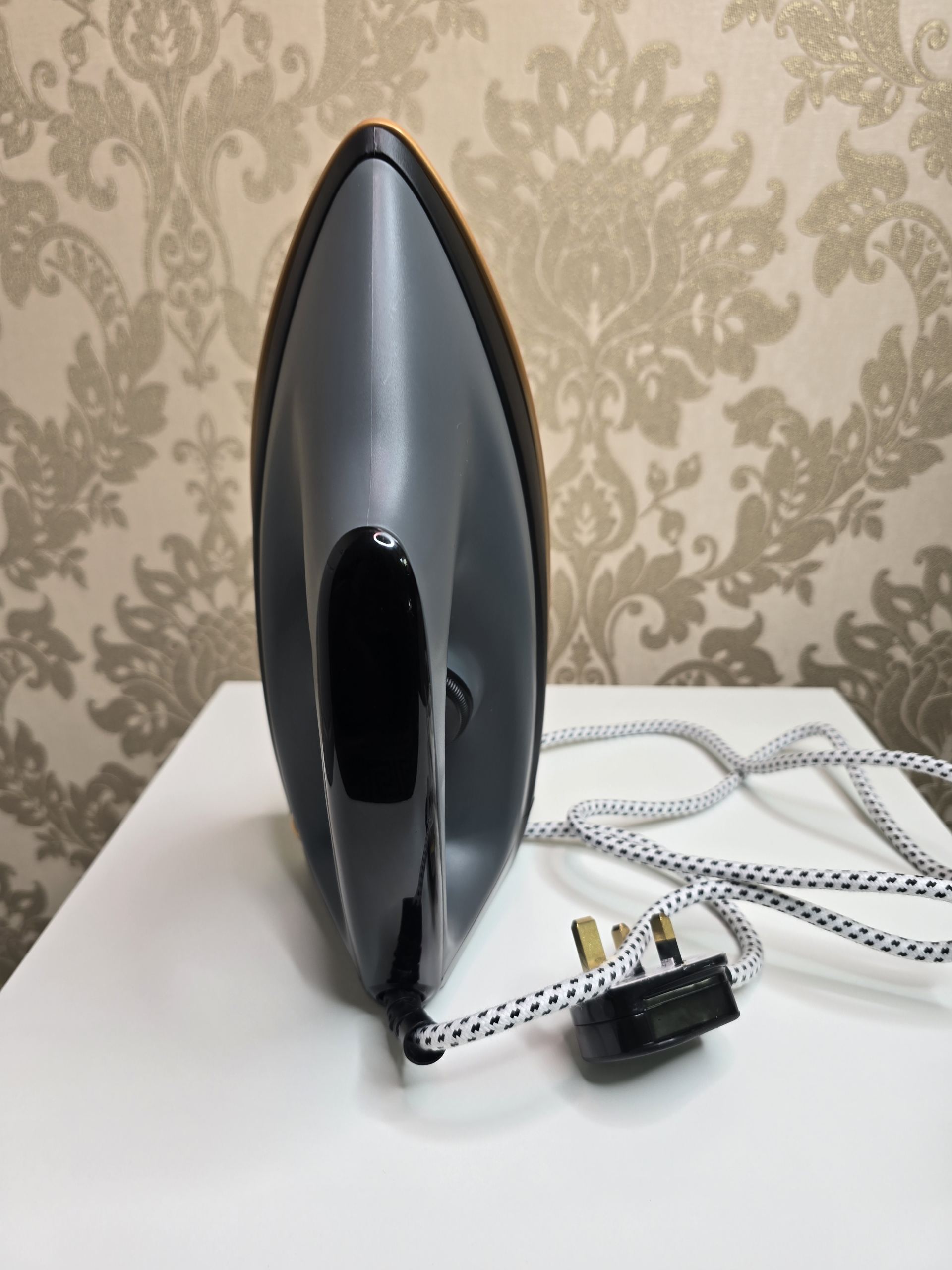 Premium Geepas 1200W Heavyweight Dry Iron – Powerful Black & Gold Non-Stick Clothes Iron - Image 4