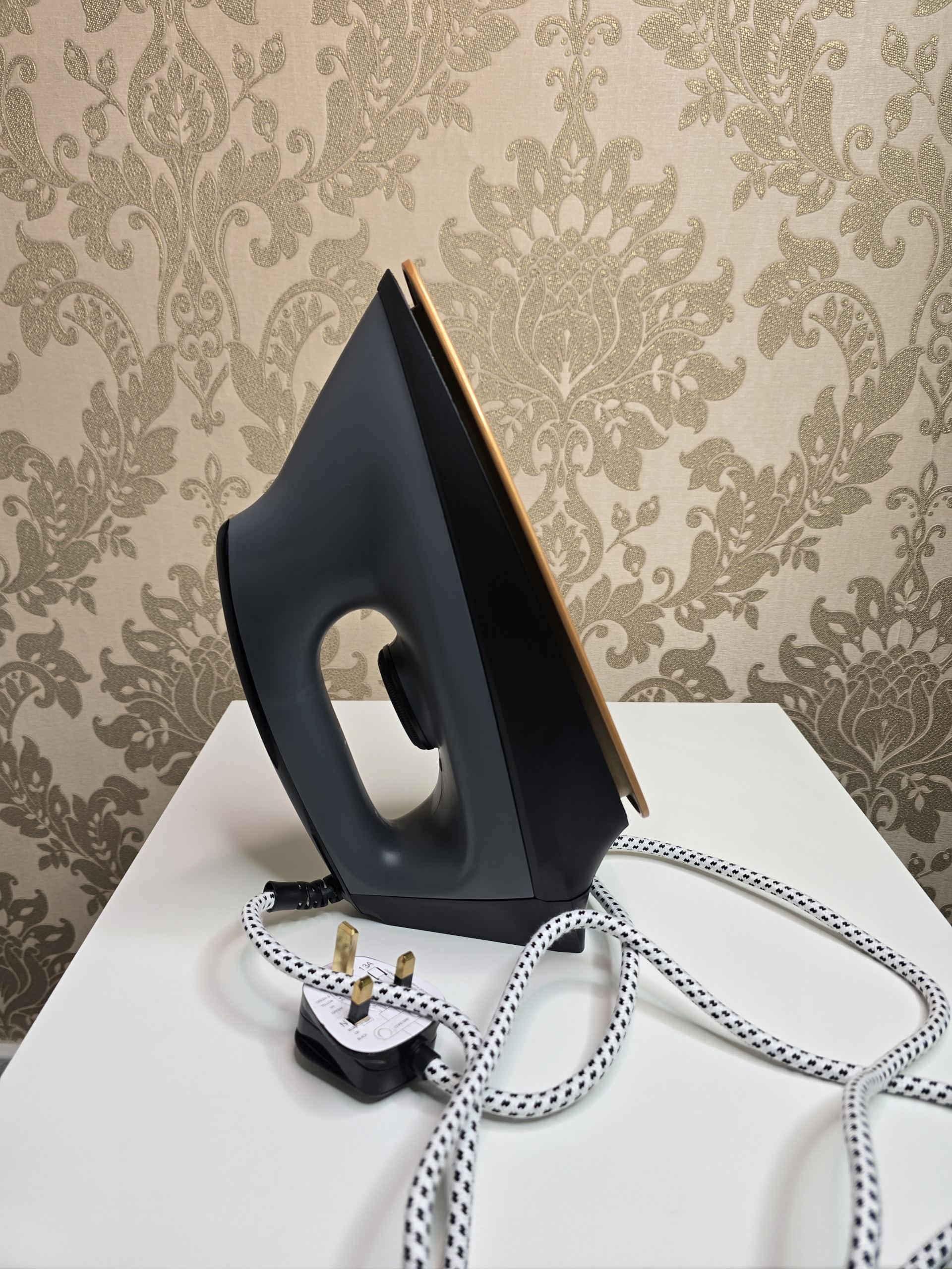 Premium Geepas 1200W Heavyweight Dry Iron – Powerful Black & Gold Non-Stick Clothes Iron - Image 2