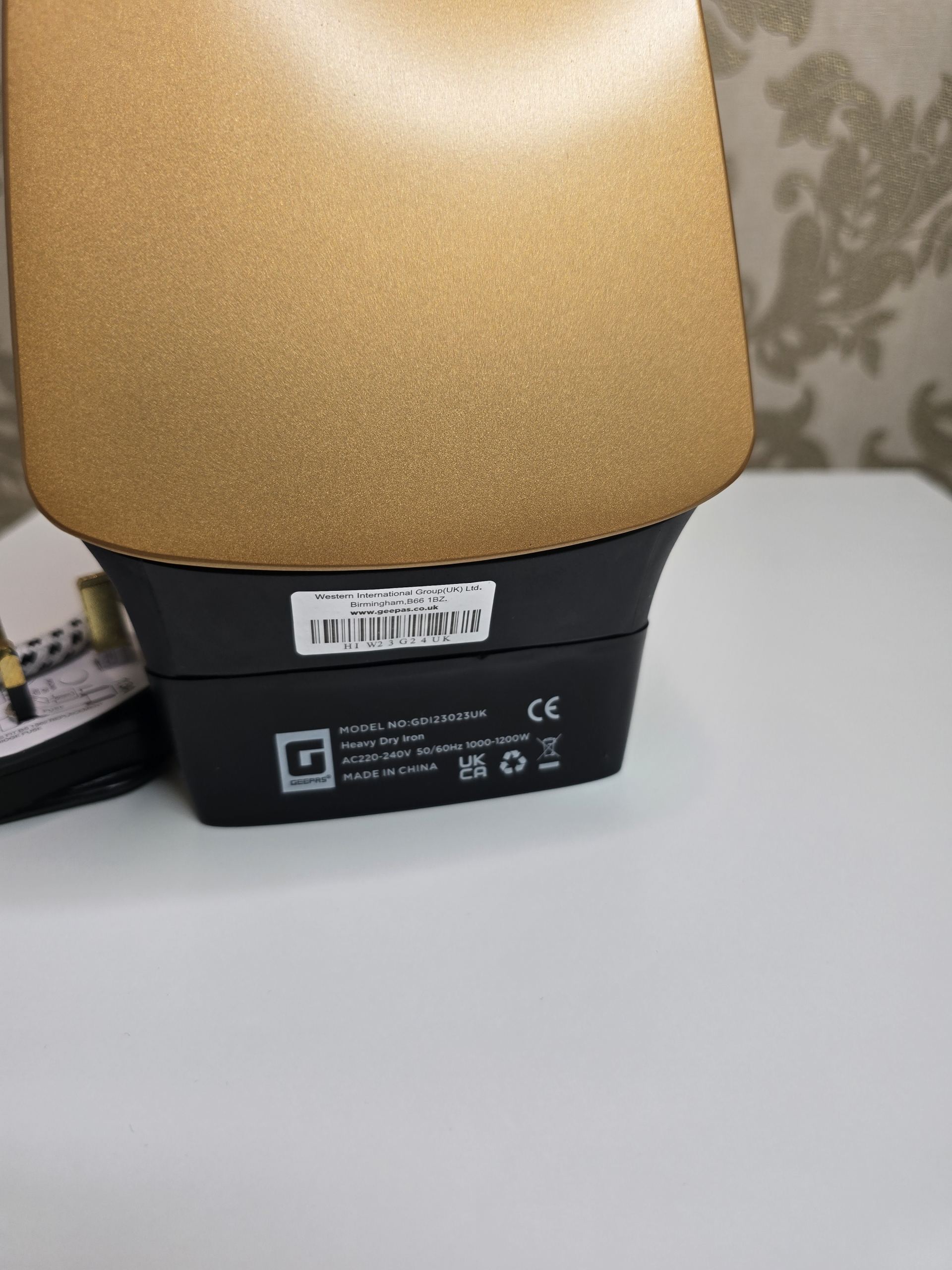 Premium Geepas 1200W Heavyweight Dry Iron – Powerful Black & Gold Non-Stick Clothes Iron - Image 3