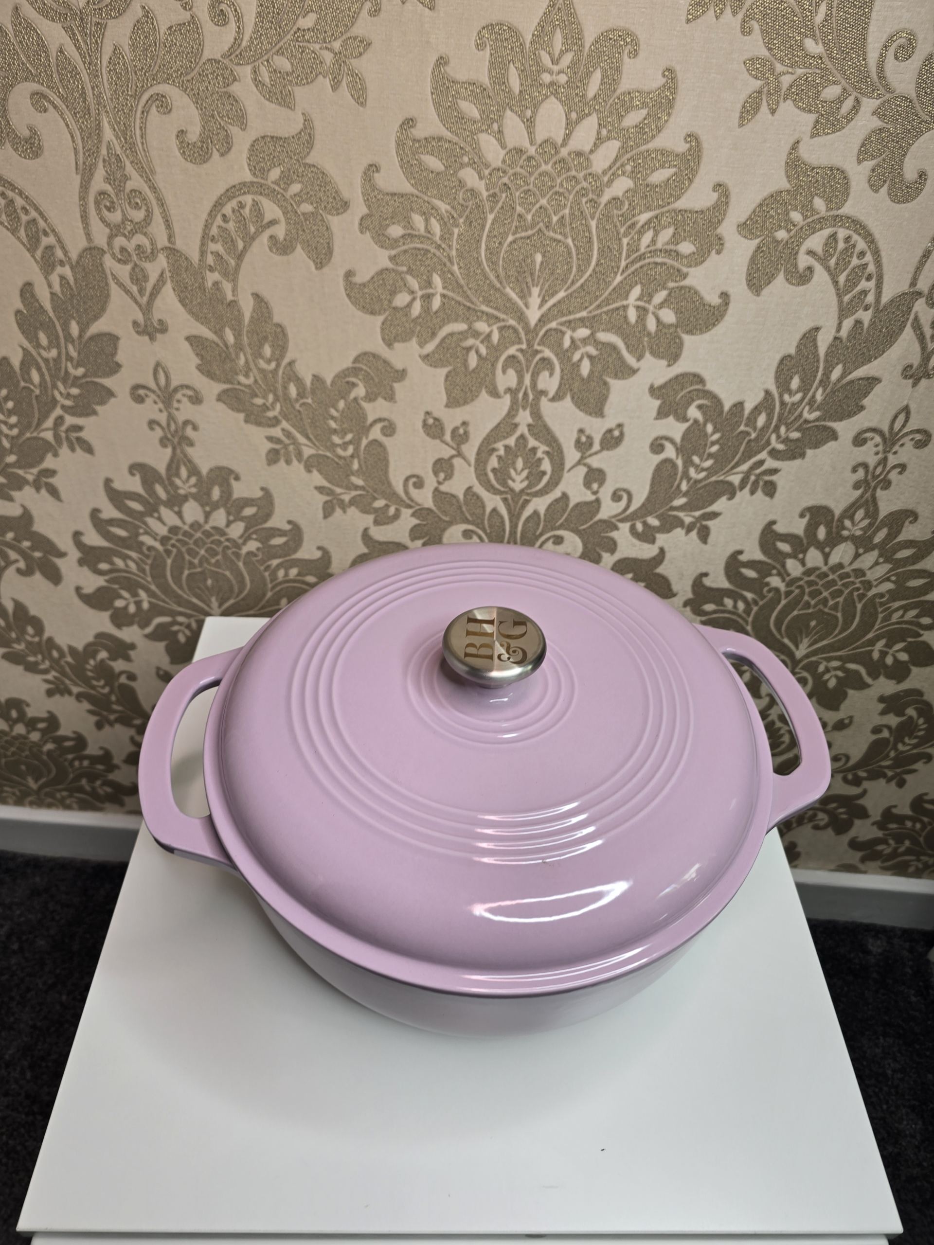 Premium Pastel Pink Enamel Casserole Pot with Lid – Elegant Cast Iron Style Dutch Oven for Modern UK Kitchens