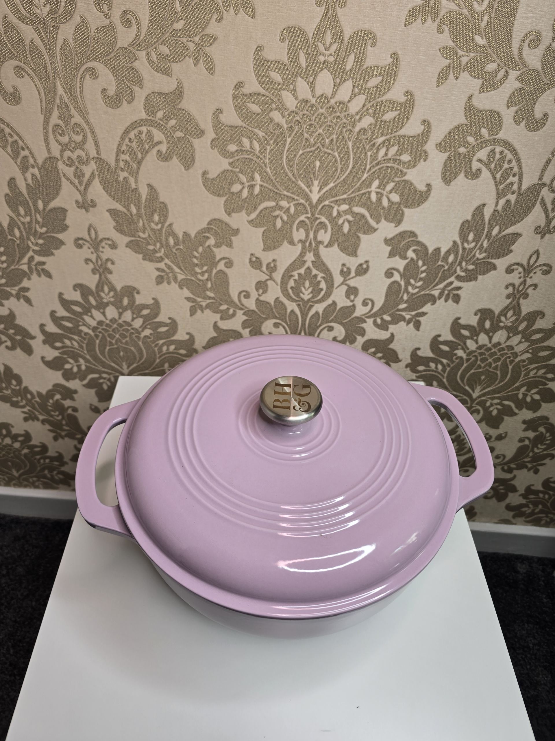 Premium Pastel Pink Enamel Casserole Pot with Lid – Elegant Cast Iron Style Dutch Oven for Modern UK Kitchens - Image 9