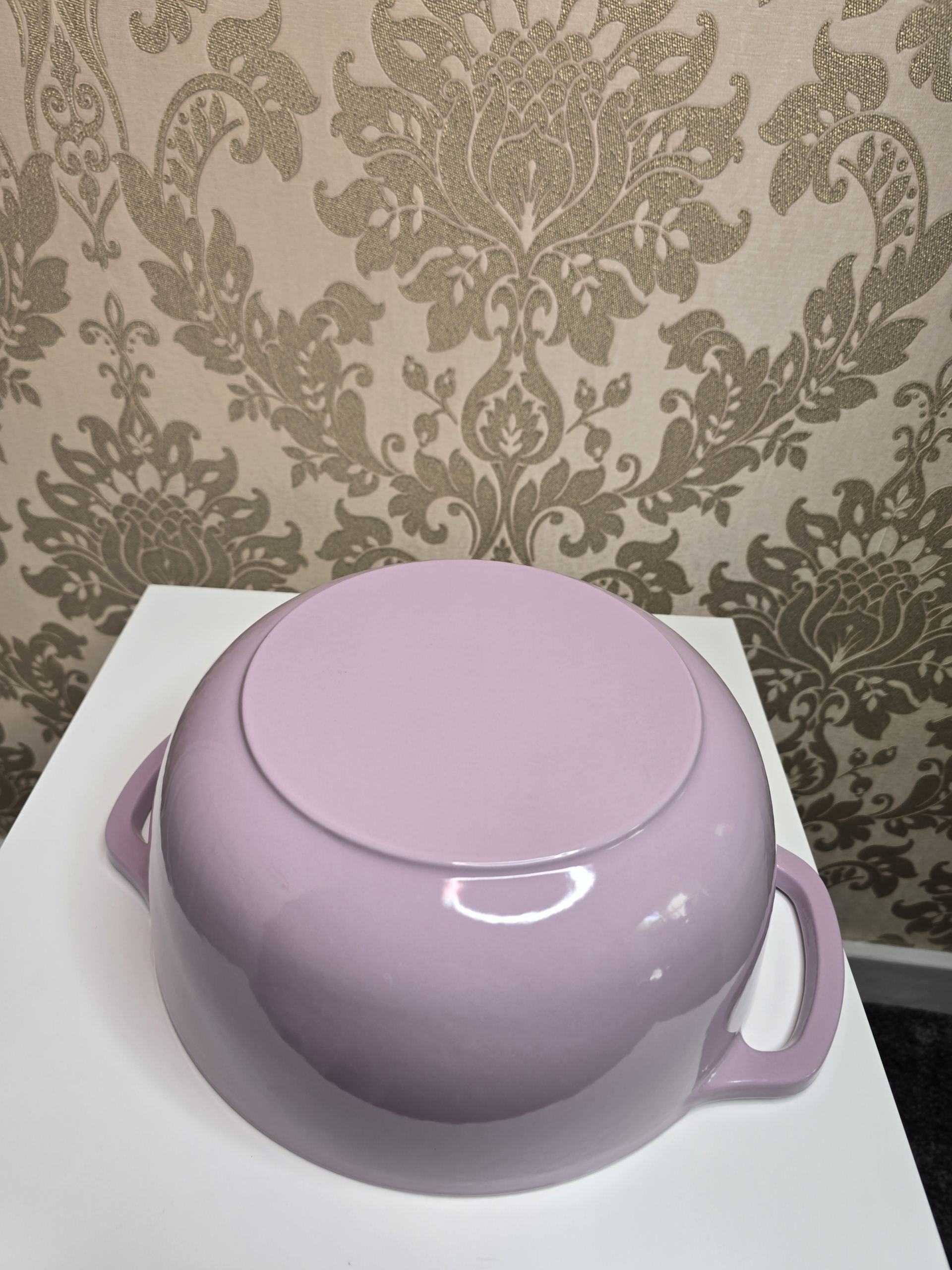 Premium Pastel Pink Enamel Casserole Pot with Lid – Elegant Cast Iron Style Dutch Oven for Modern UK Kitchens - Image 3