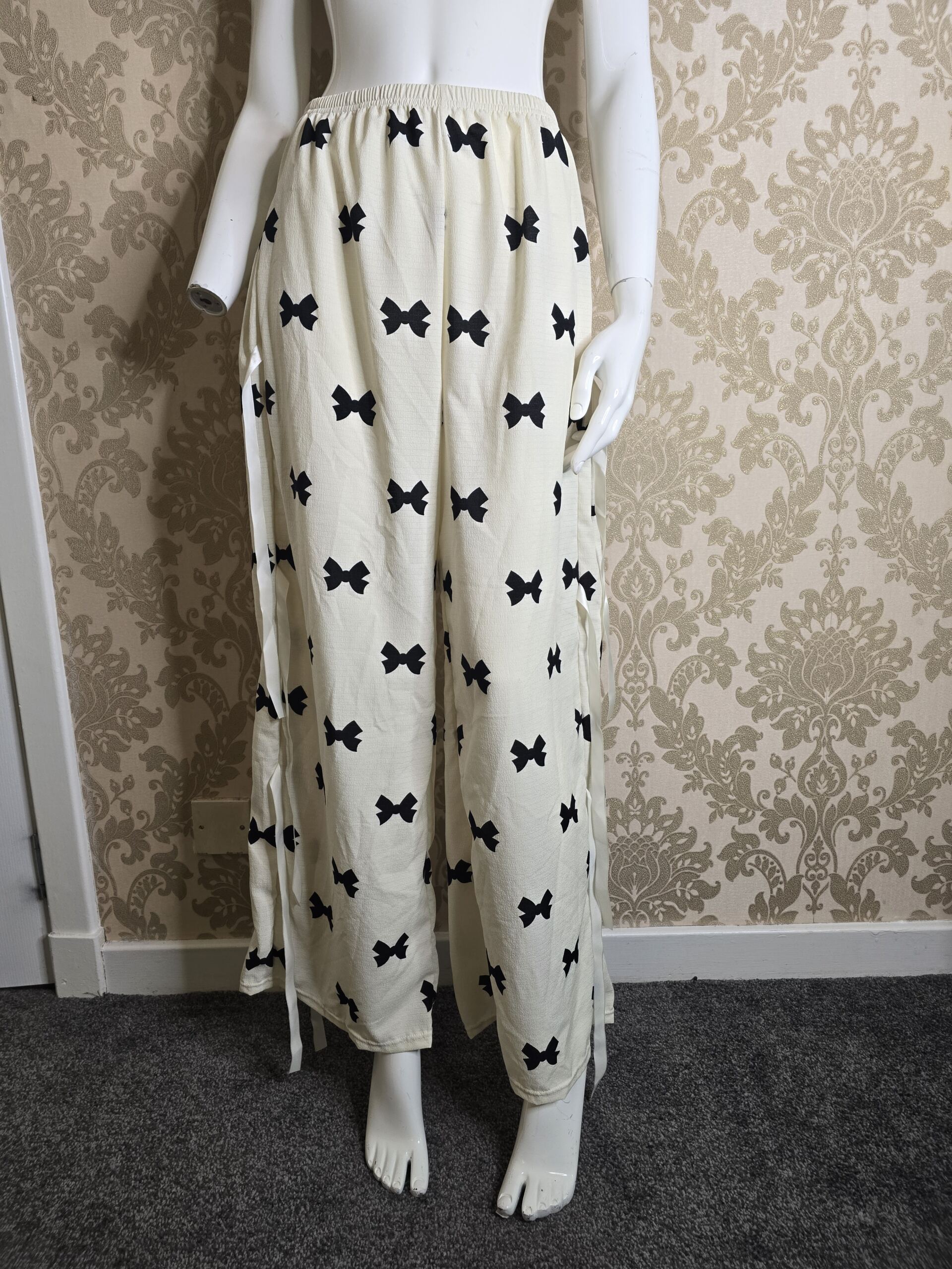 Stylish Women’s Cream Bow Print Trousers – Size Small