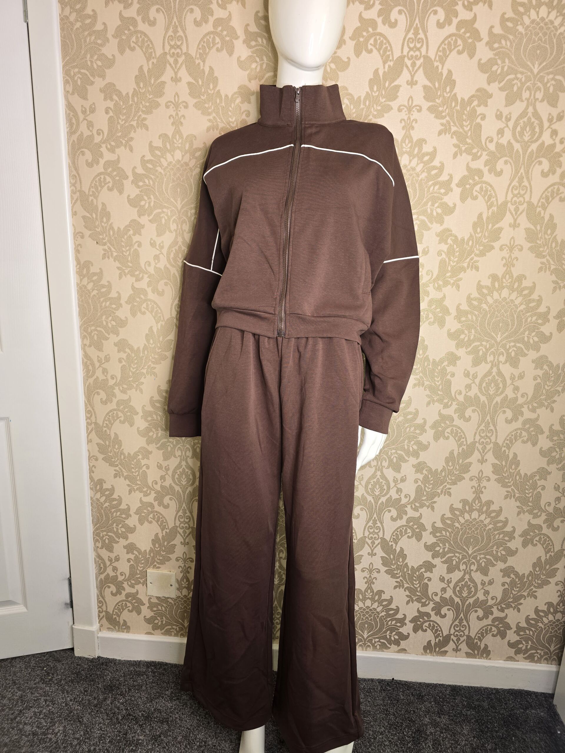 Stylish Women’s Brown Tracksuit Set – Small Zip-Up Lounge Co-Ord