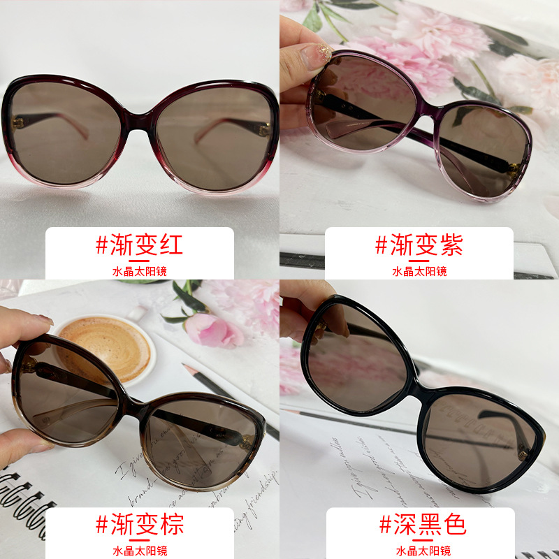Stylish Women's Full Frame Small Sunglasses - Image 5