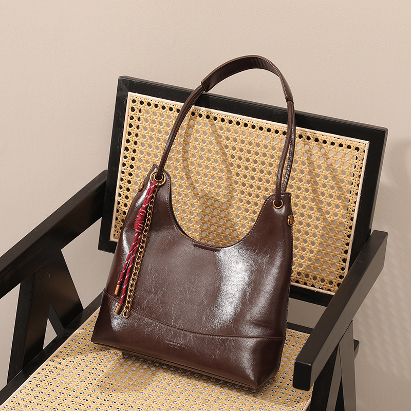 Autumn and Winter super popular large capacity totes mother and child bag 2024 trendy new oil wax leather retro commuter commuter single - Image 3