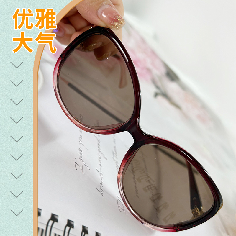 Stylish Women's Full Frame Small Sunglasses - Image 4