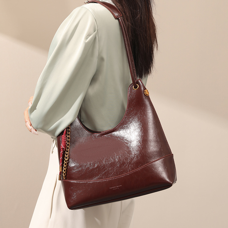 Autumn and Winter super popular large capacity totes mother and child bag 2024 trendy new oil wax leather retro commuter commuter single - Image 4